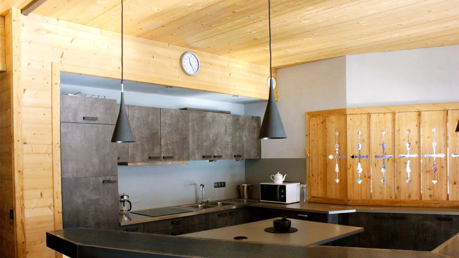 Luxury-ski-chalet-Tignes-chalet-alpinium-1-oxford-ski-kitchen.jpg