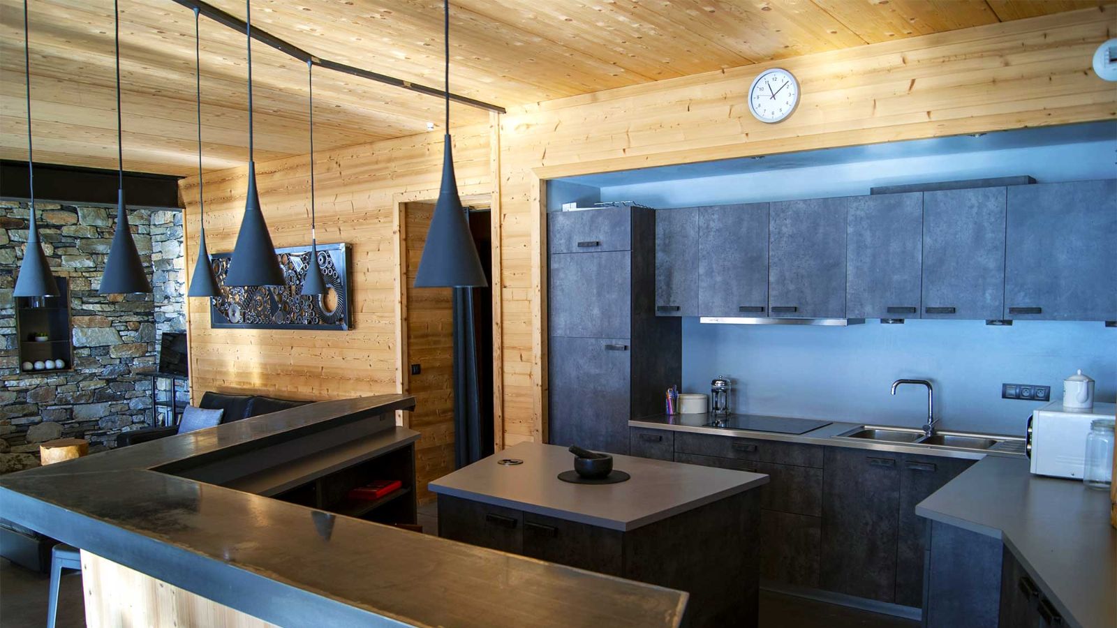 Luxury-ski-chalet-Tignes-chalet-alpinium-1-oxford-ski-kitchen-2.jpg