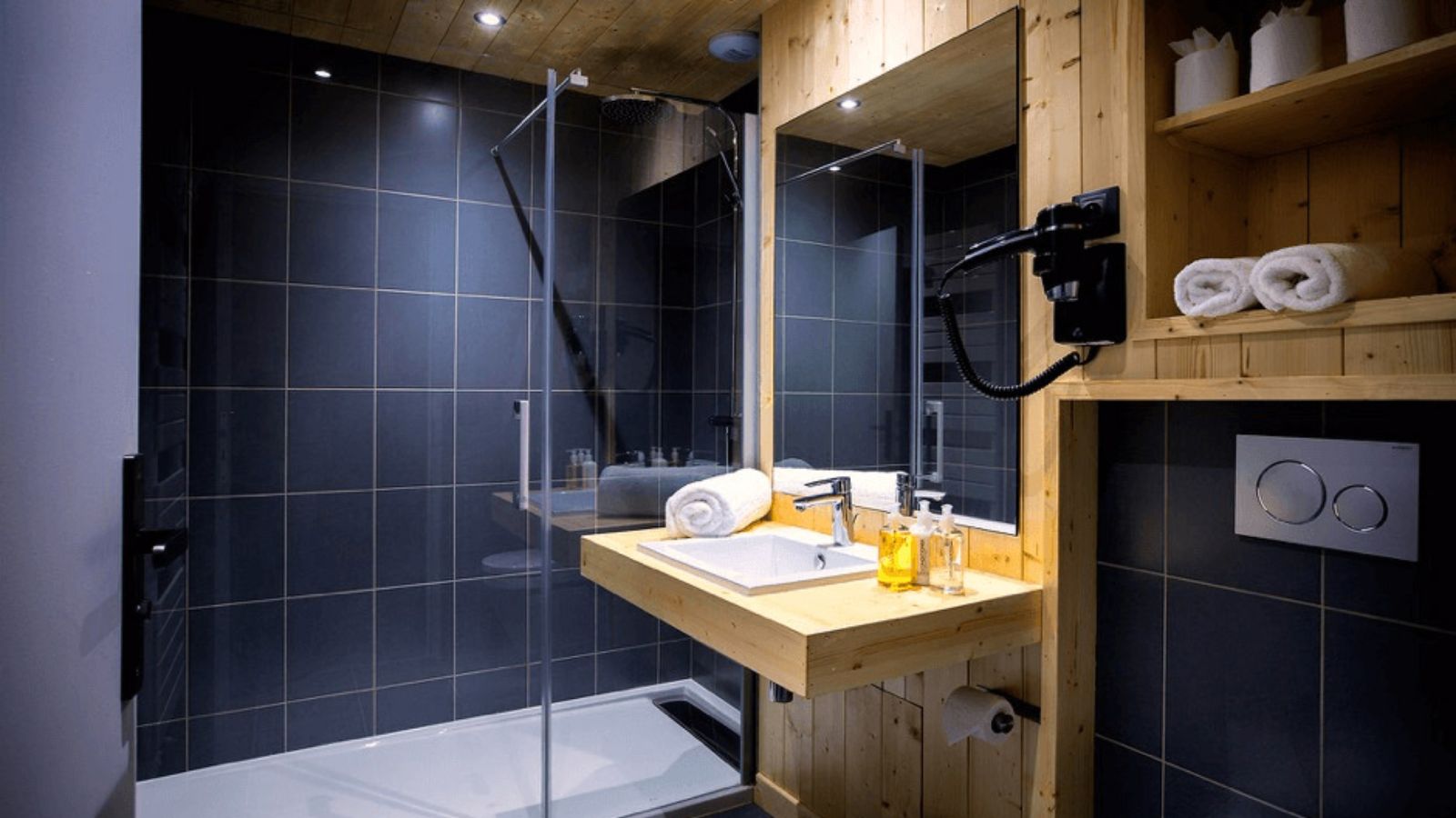 Luxury-ski-chalet-Tignes-chalet-alpinium-1-oxford-ski-bathroom.jpg