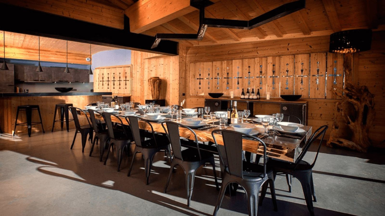 Luxury-ski-chalet-Tignes-chalet-alpinium-1-oxford-ski-dining-room.jpg