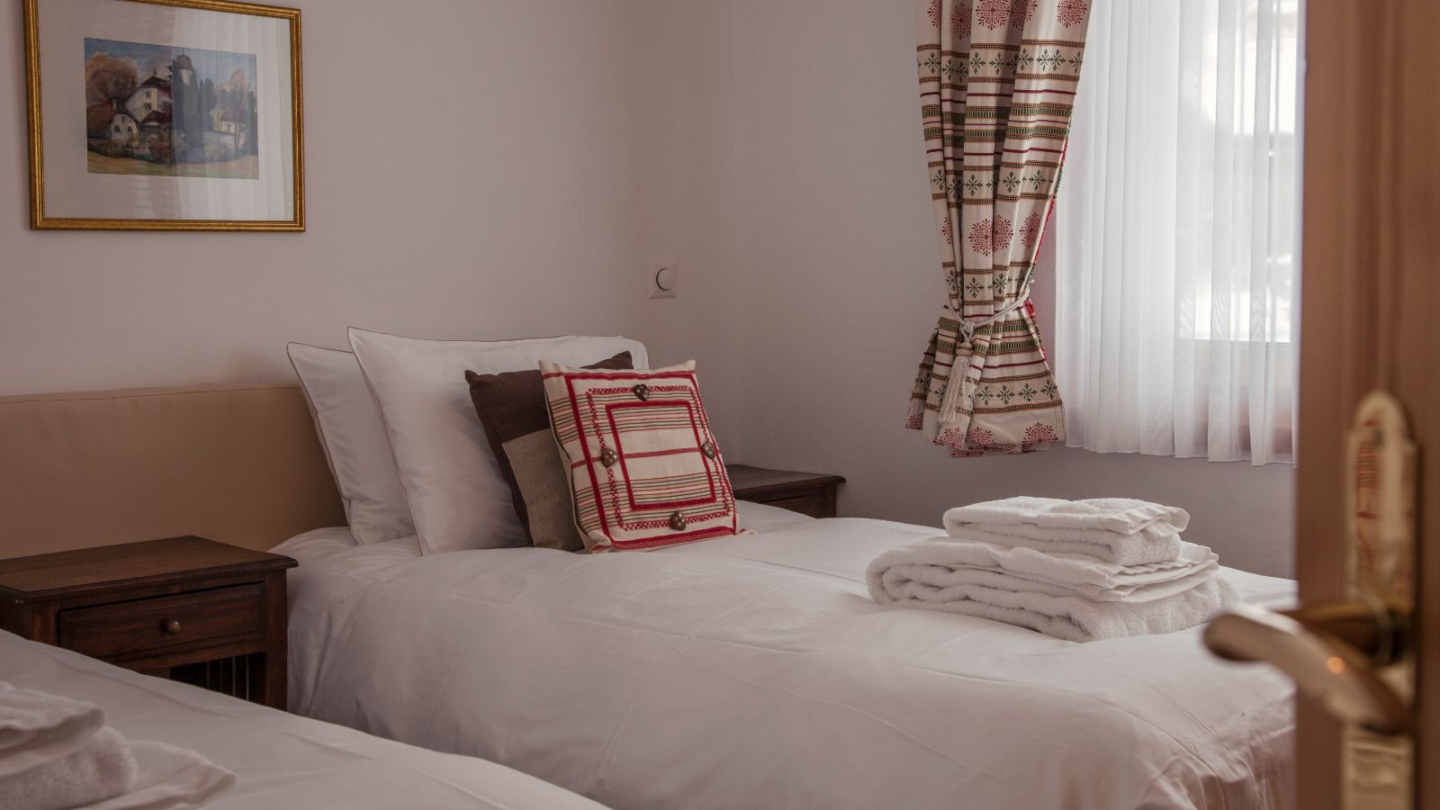 luxury-ski-chalet-zermatt-apartment-argos-oxford-ski-twin.jpg (1)