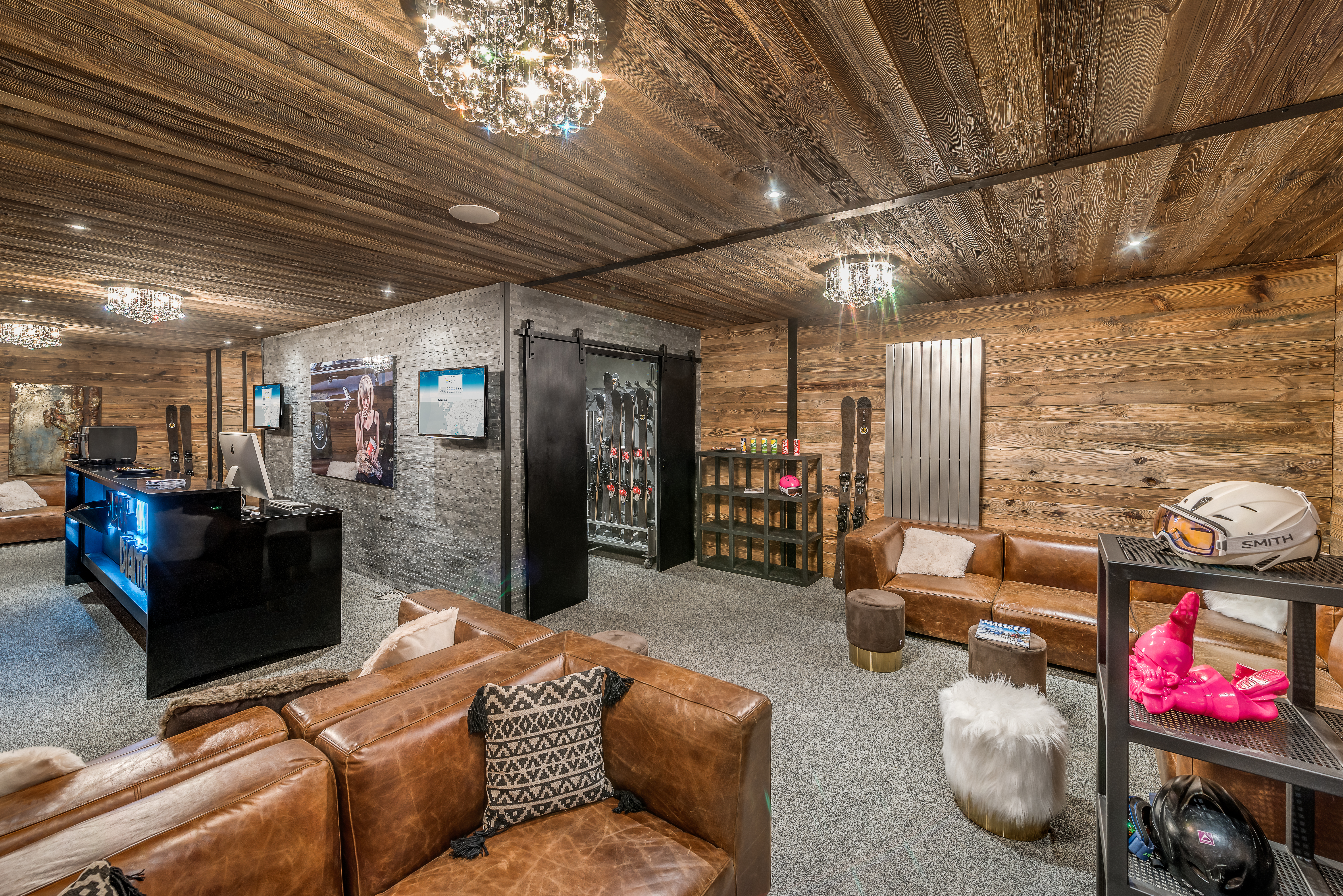 luxury-ski-chalet-tignes-black-diamond-oxford-ski-lobby-2.jpg