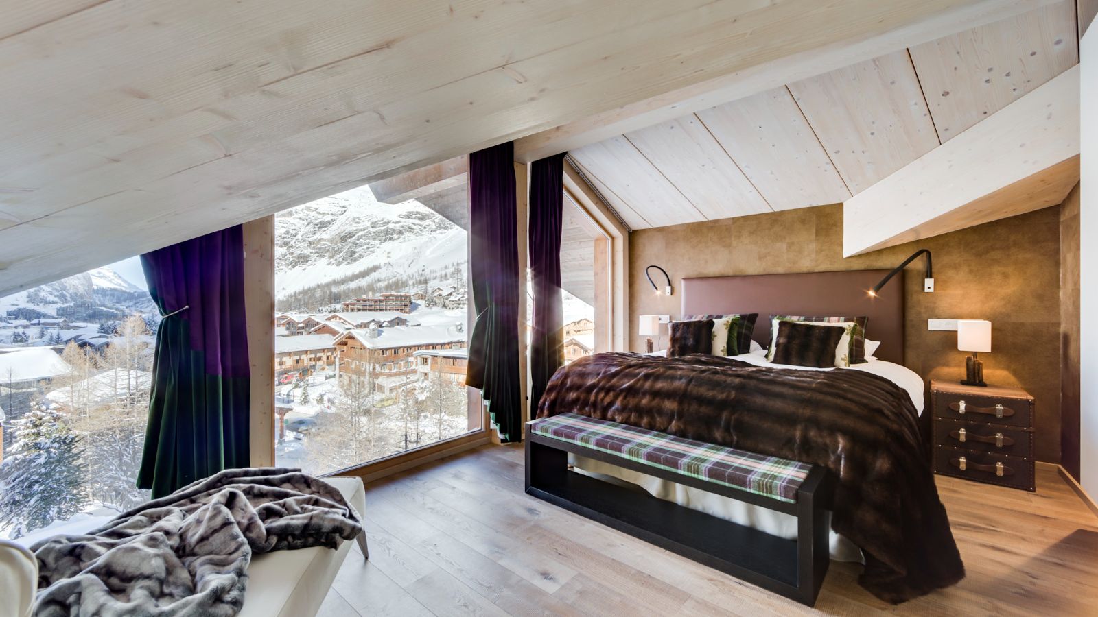 Luxury-ski-chalet-Tignes-cygnaski-penthouse-oxford-ski-bedroom.jpg