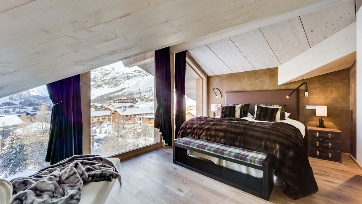 Luxury-ski-chalet-Tignes-cygnaski-penthouse-oxford-ski-bedroom.jpg