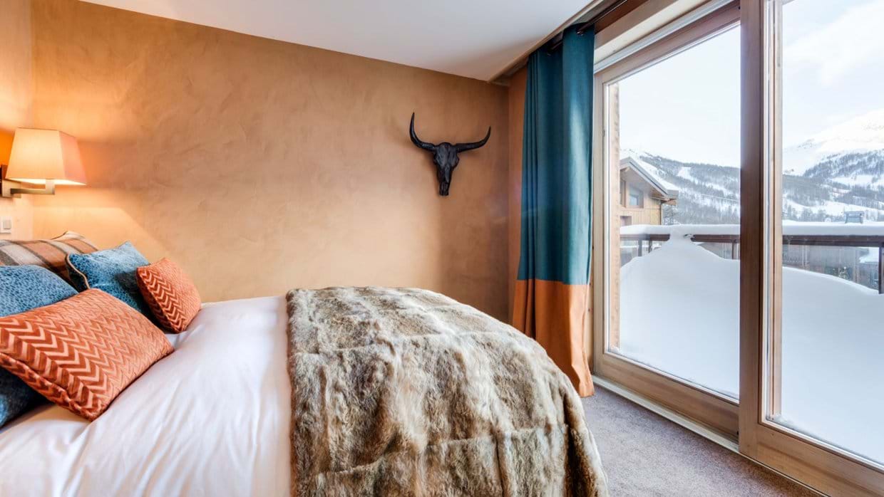 Luxury-ski-chalet-Tignes-cygnaski-penthouse-oxford-ski-bedroom-4.jpg