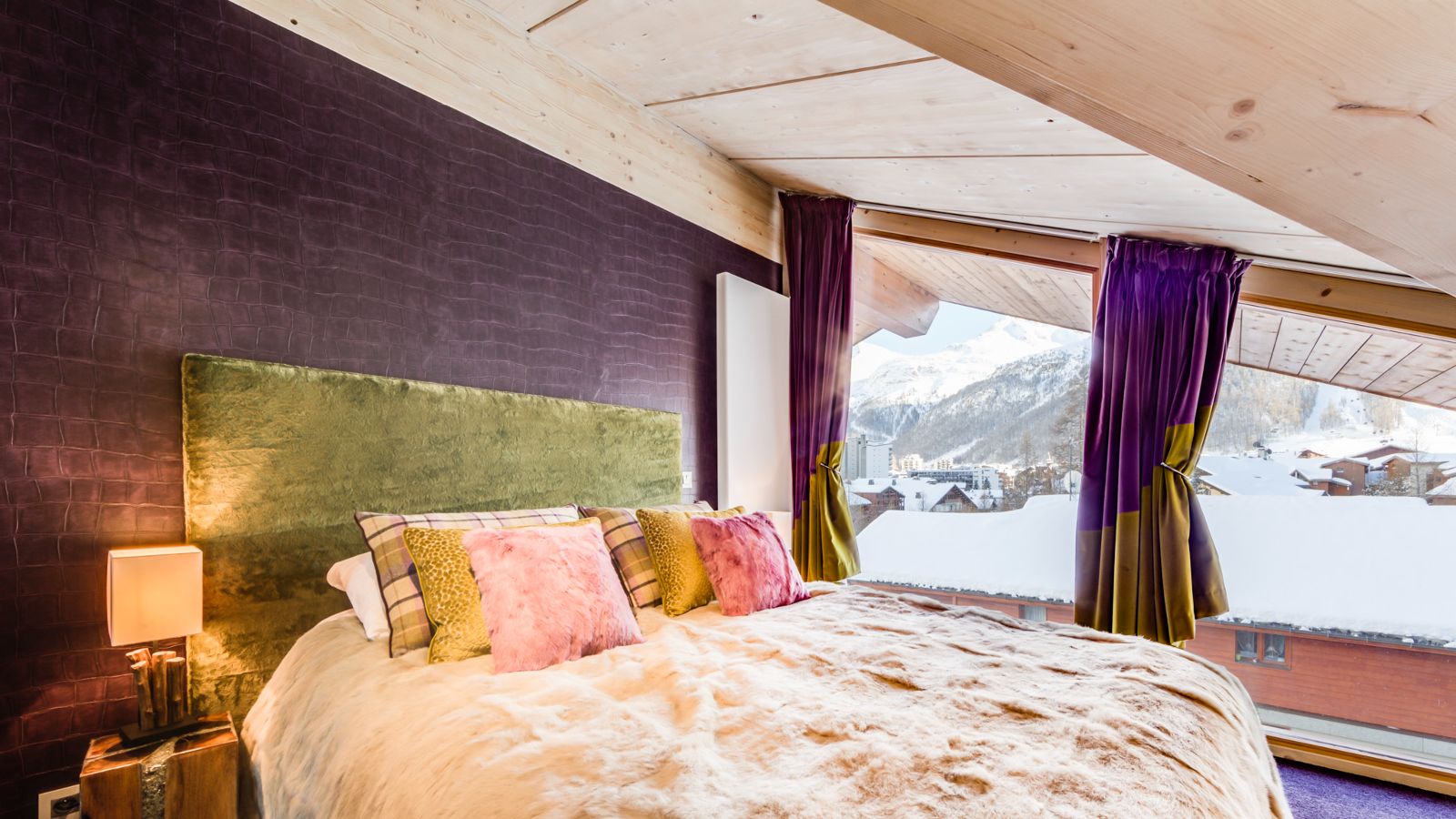 Luxury-ski-chalet-Tignes-cygnaski-penthouse-oxford-ski-bedroom-8.jpg