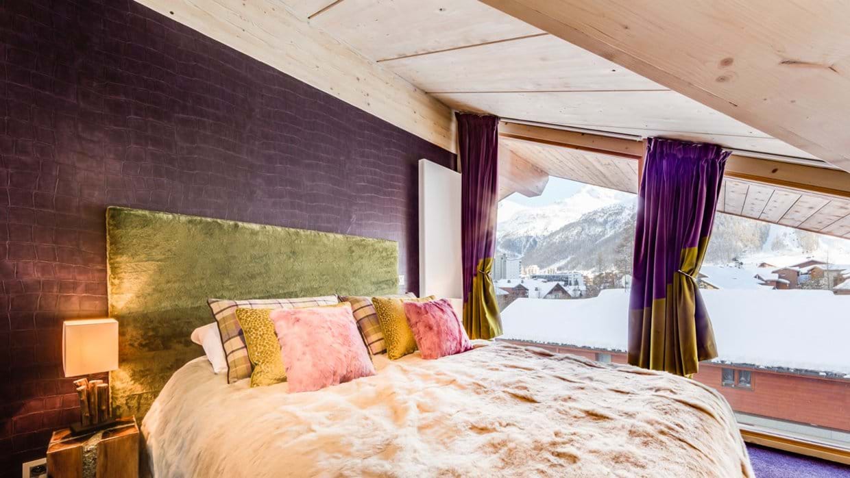 Luxury-ski-chalet-Tignes-cygnaski-penthouse-oxford-ski-bedroom-8.jpg