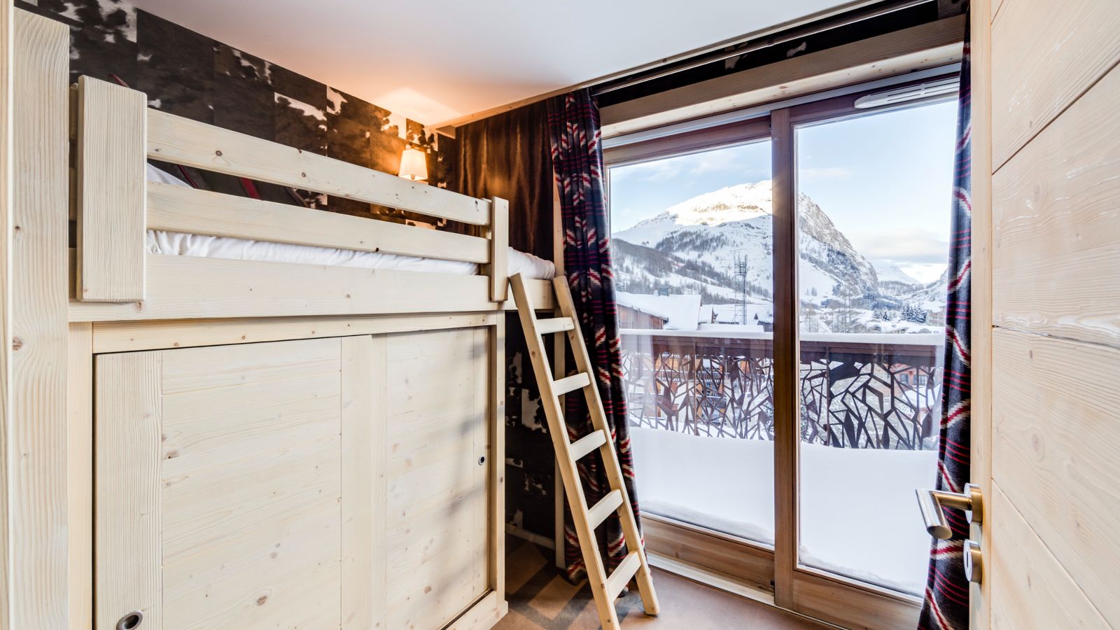 Luxury-ski-chalet-Tignes-cygnaski-penthouse-oxford-ski-bunk-room.-2.jpg