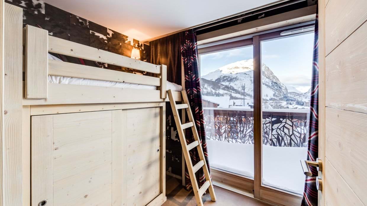 Luxury-ski-chalet-Tignes-cygnaski-penthouse-oxford-ski-bunk-room.-2.jpg