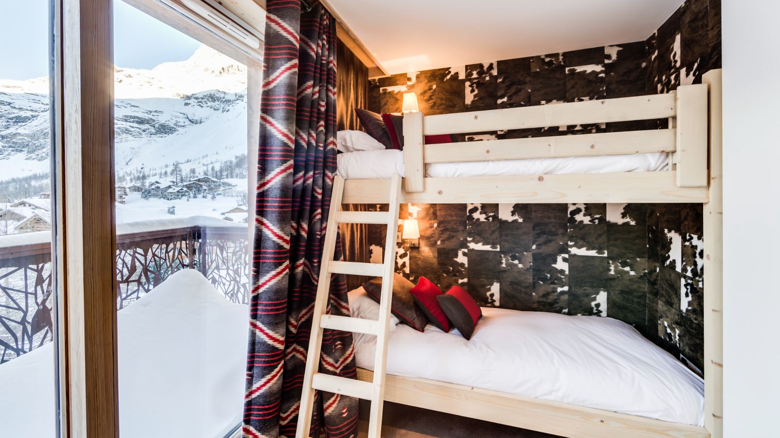 Luxury-ski-chalet-Tignes-cygnaski-penthouse-oxford-ski-bunk-room.jpg