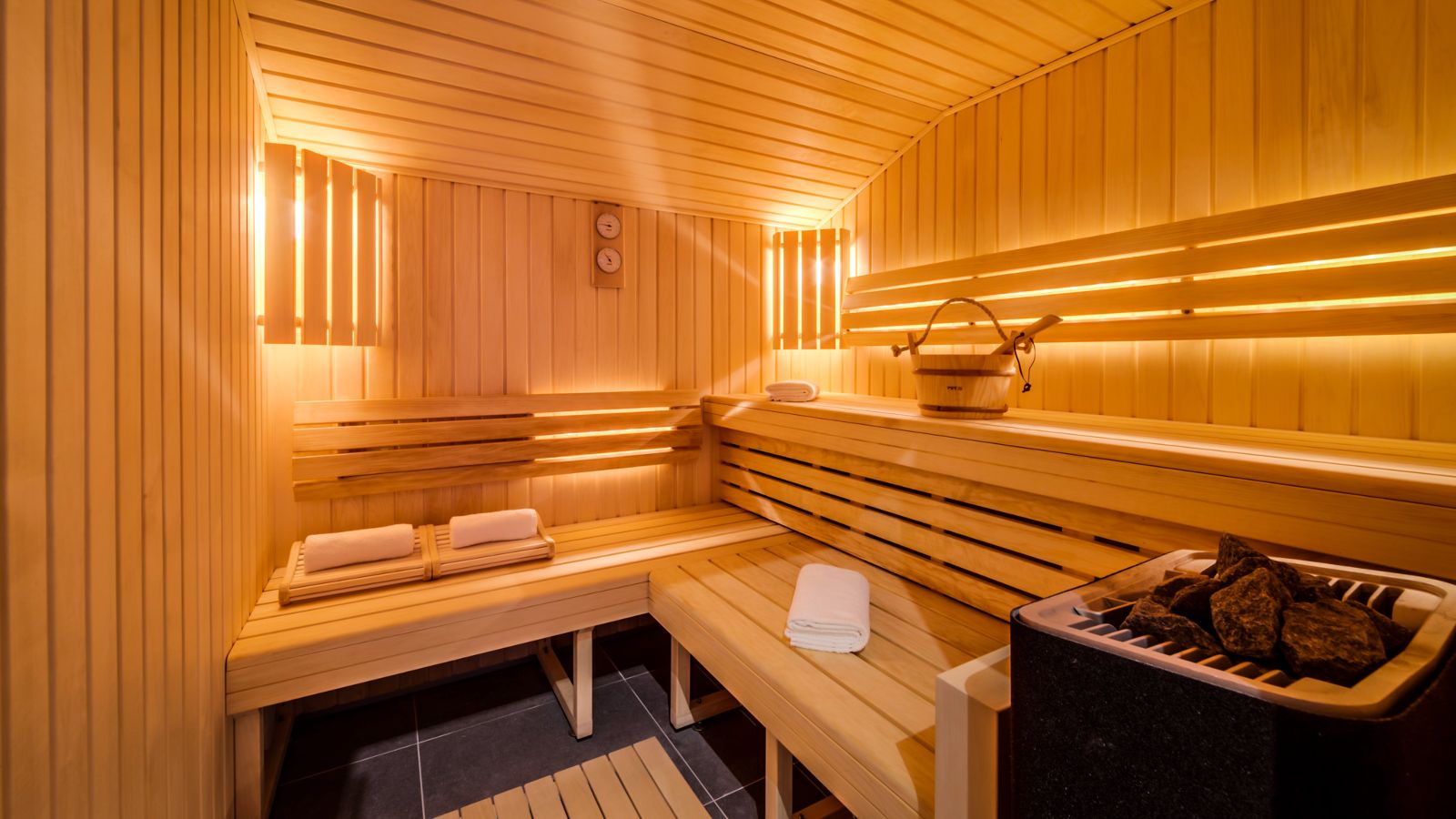 Luxury-ski-chalet-Tignes-cygnaski-penthouse-oxford-ski-sauna.jpg