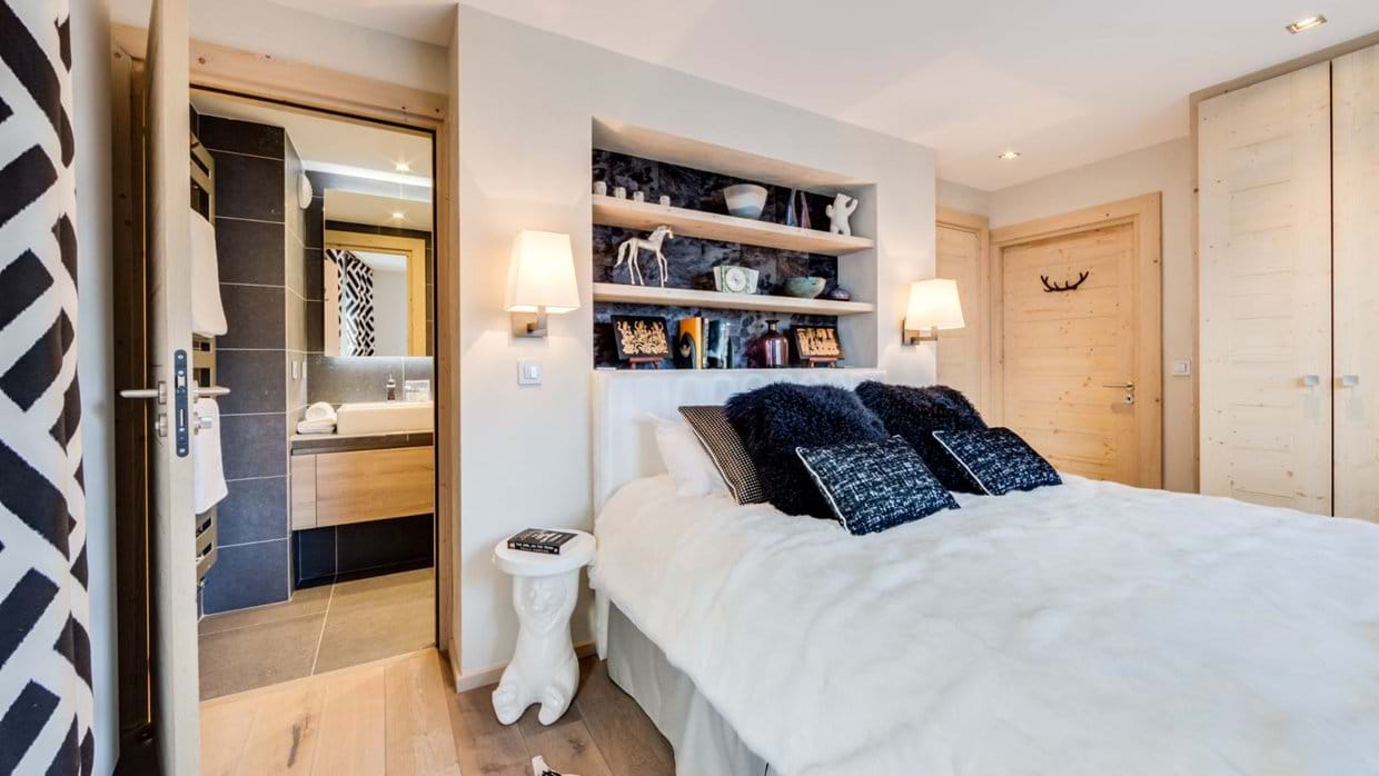 Luxury-ski-chalet-Tignes-cygnaski-penthouse-oxford-ski-bedroom-2.jpg