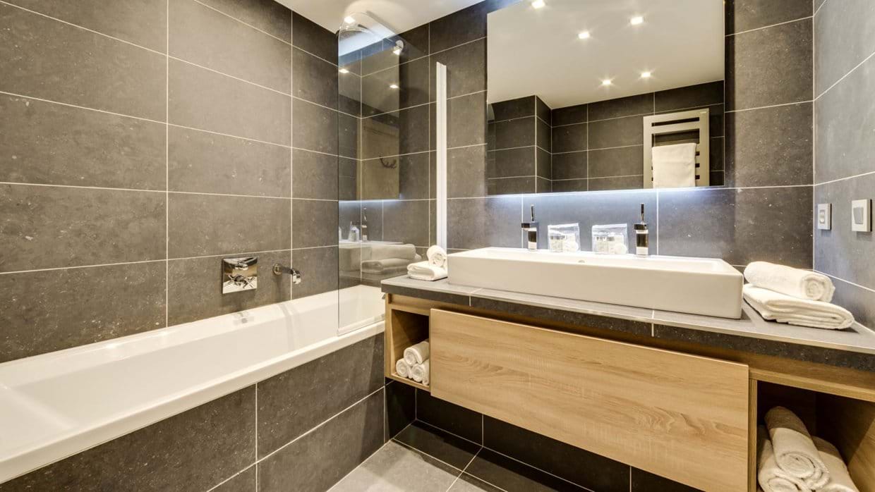 Luxury-ski-chalet-Tignes-cygnaski-penthouse-oxford-ski-bathroom.jpg