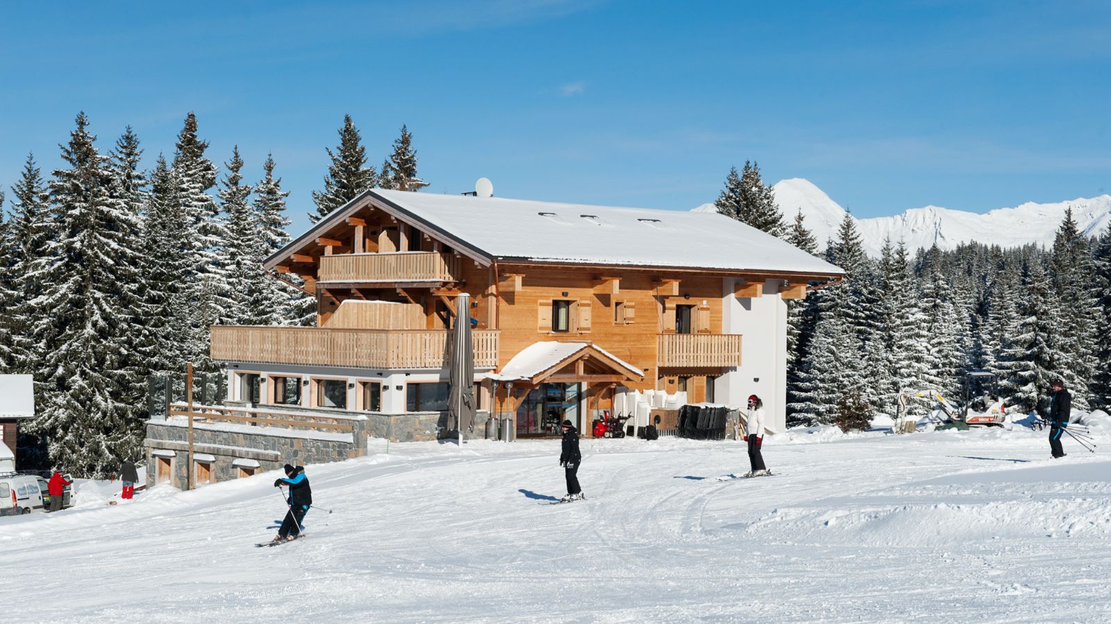luxury-ski-chalet-les-gets-altitude-lodge-oxford-ski-exterior (1).jpg