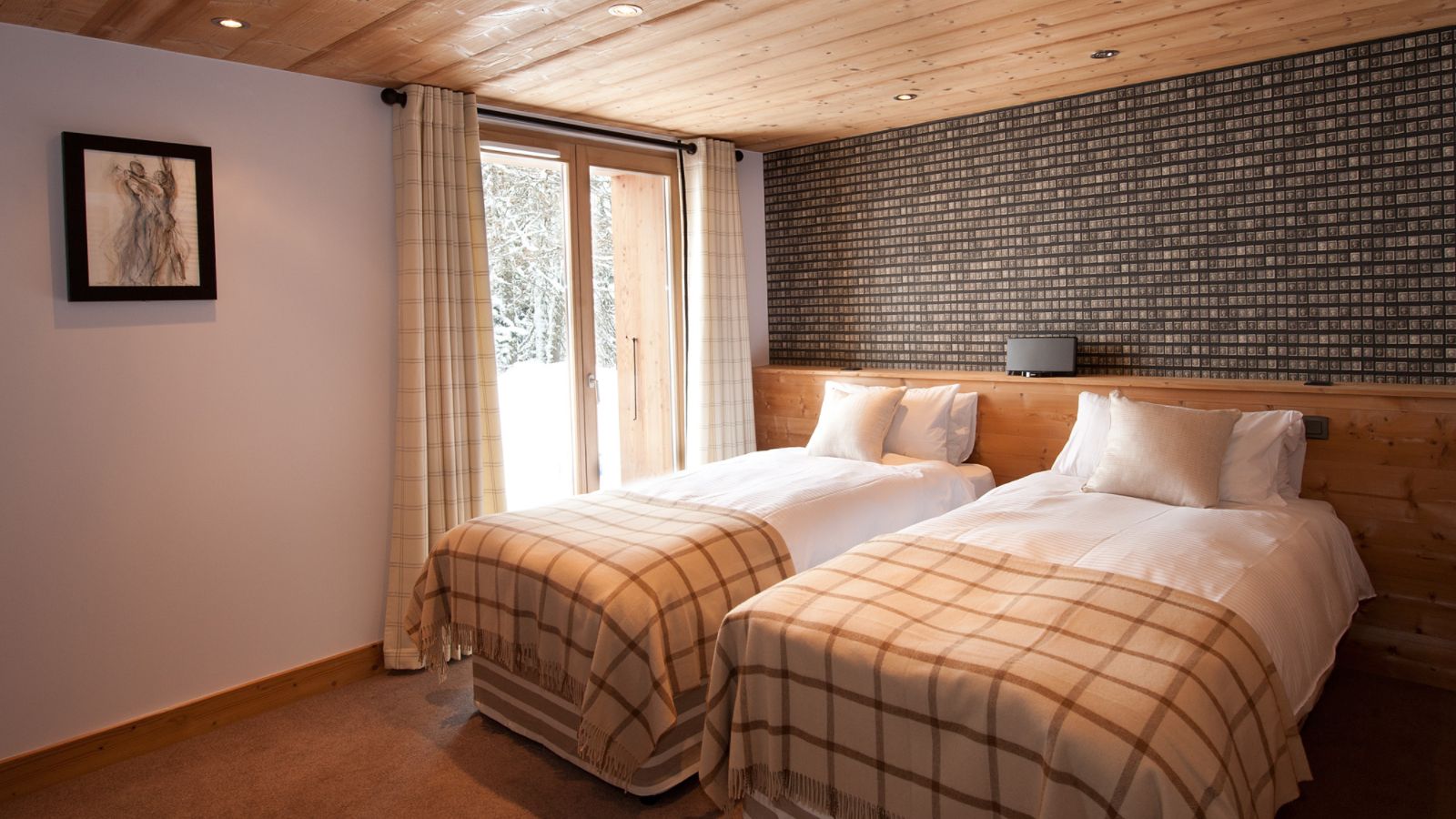 luxury-ski-chalet-les-gets-altitude-lodge-bedroom-2.jpg