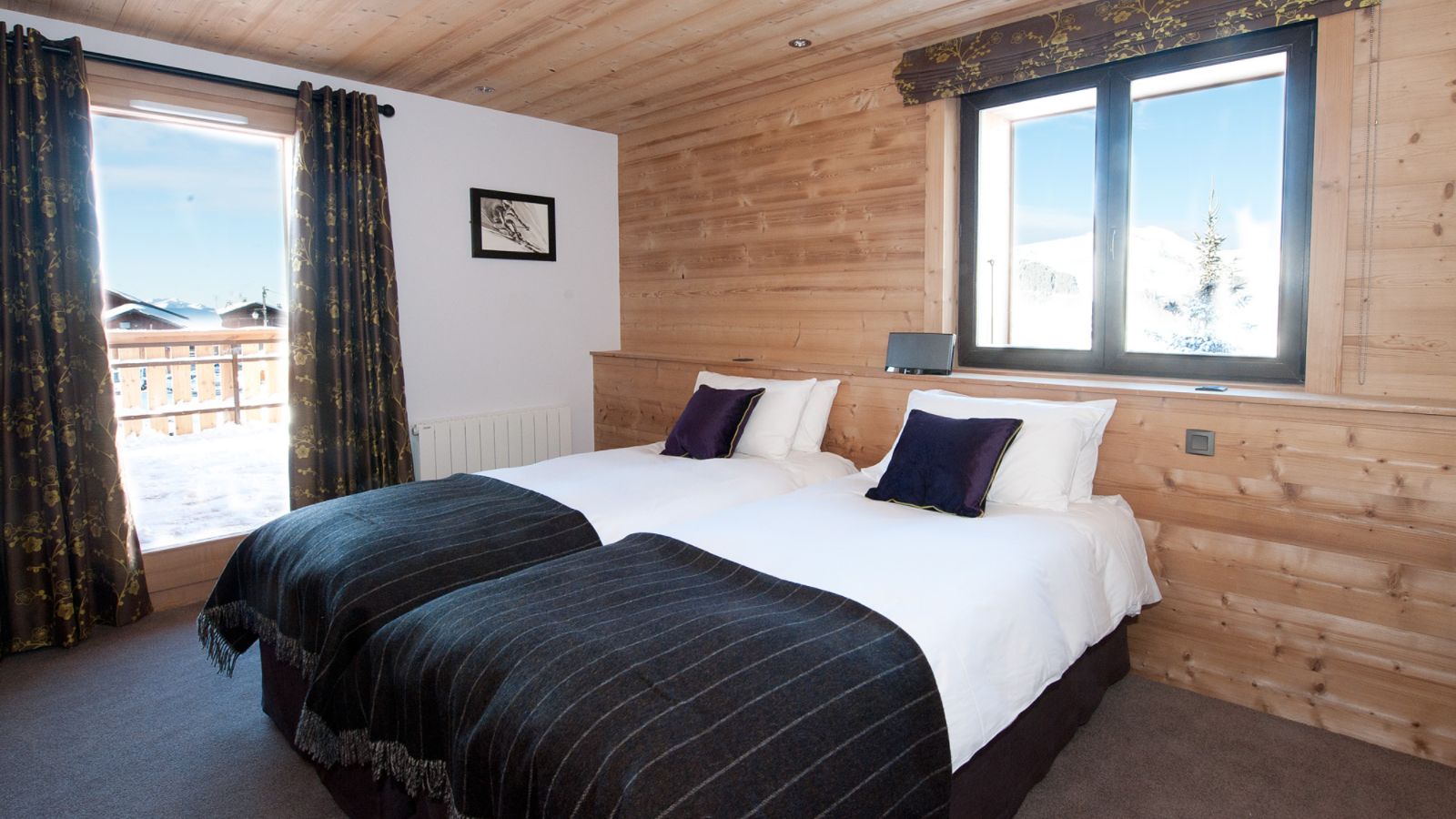 luxury-ski-chalet-les-gets-altitude-lodge-bedroom-5 (1).jpg