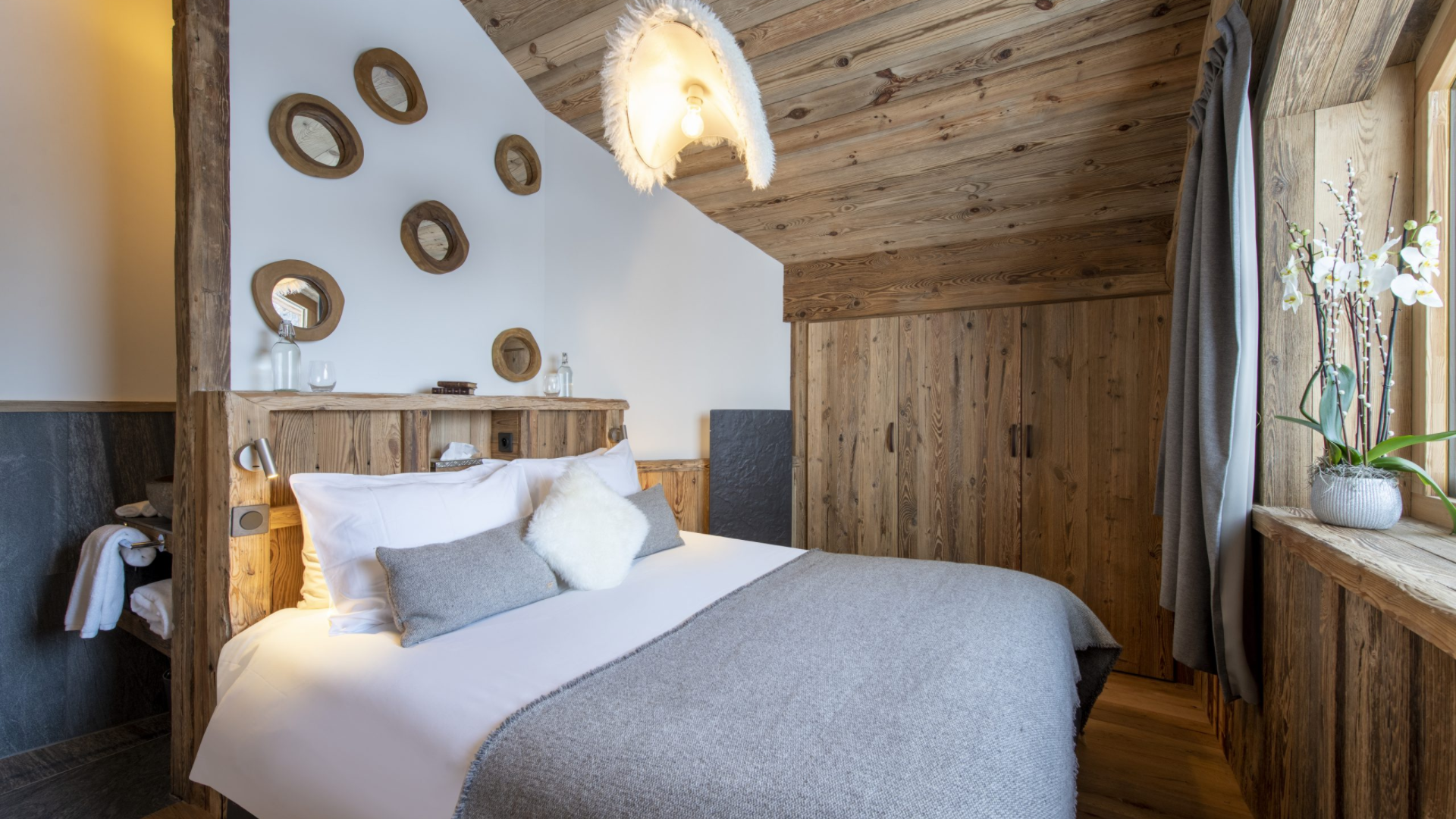 luxury-ski-chalet-valdisere-inuit-oxford-ski-company-bedroom6.jpg