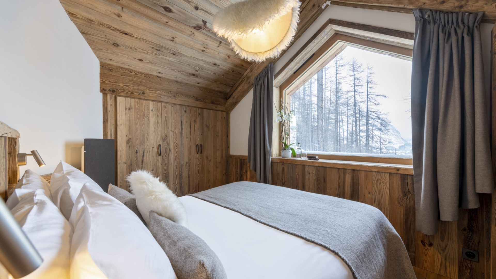 luxury-ski-chalet-valdisere-inuit-oxford-ski-company- Bedroom.jpg