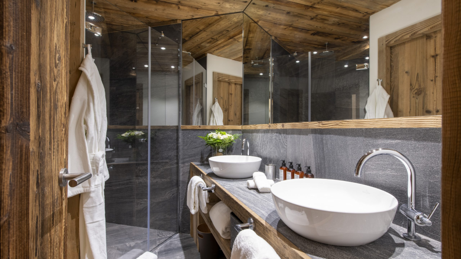 luxury-ski-chalet-valdisere-inuit-oxford-ski-company-bathroom.jpg