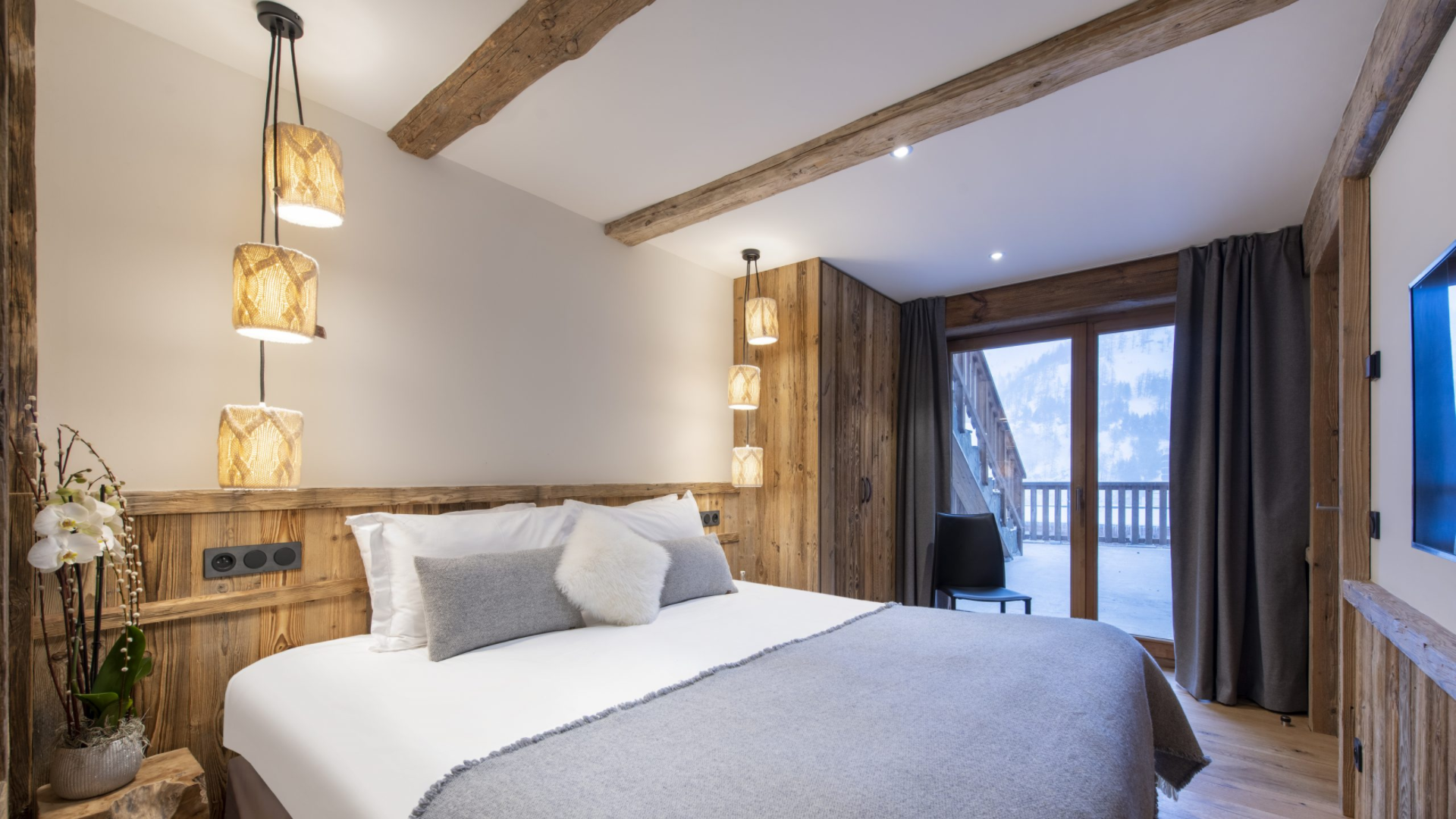 luxury-ski-chalet-valdisere-inuit-oxford-ski-company-bedroom2.jpg