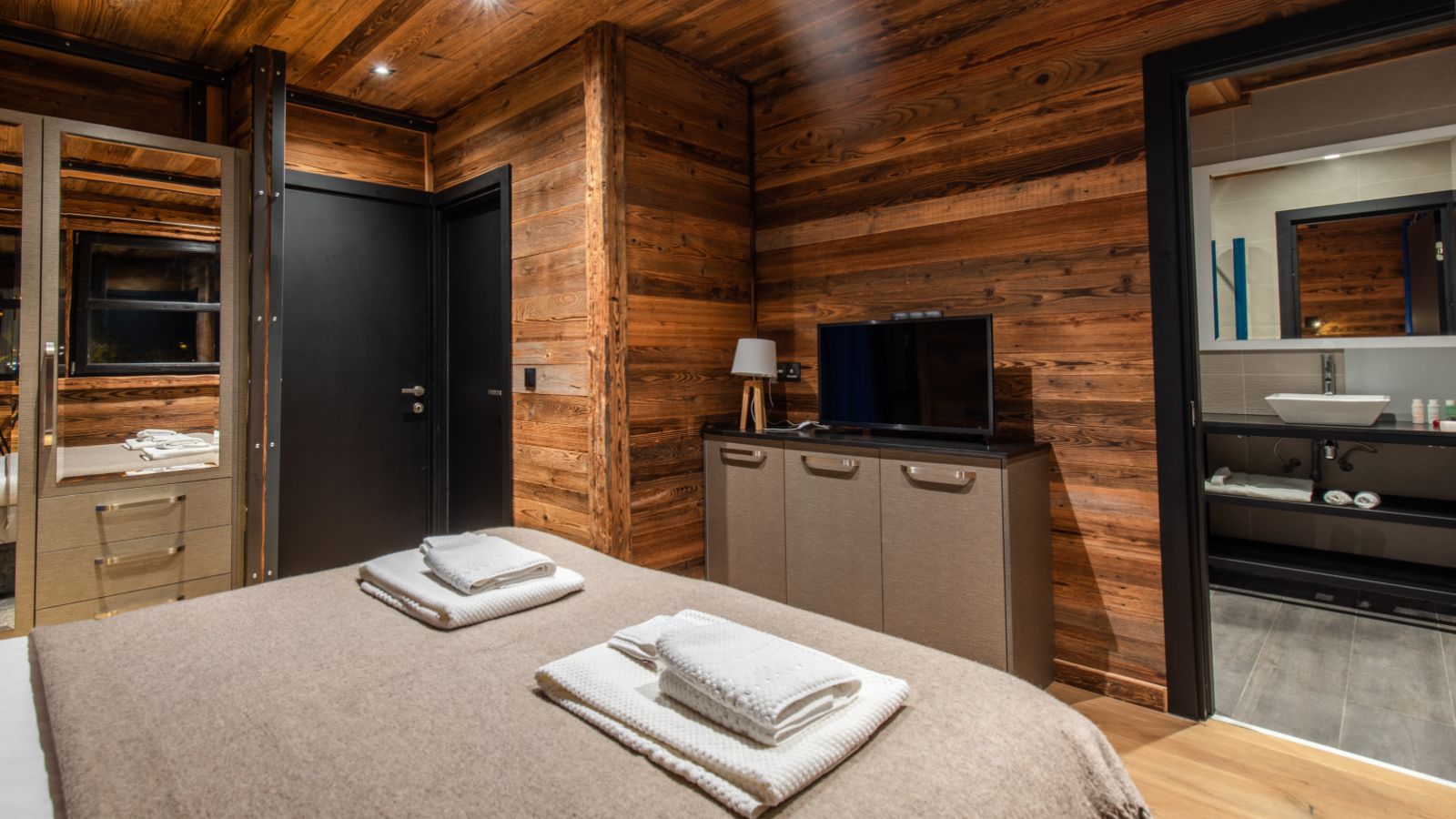 Luxury-ski-chalet-Tignes-Monts-oxford-ski-bedroom 2.jpg