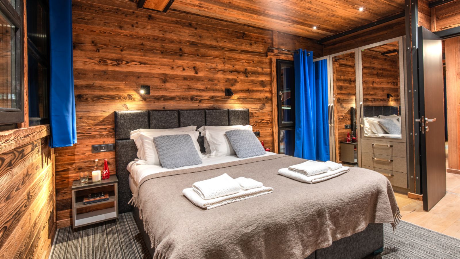 Luxury-ski-chalet-Tignes-Monts-oxford-ski-bedroom 3.jpg