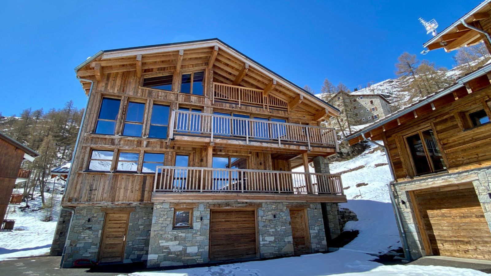 Luxury-ski-chalet-Tignes-Monts-oxford-ski-exterior.jpg
