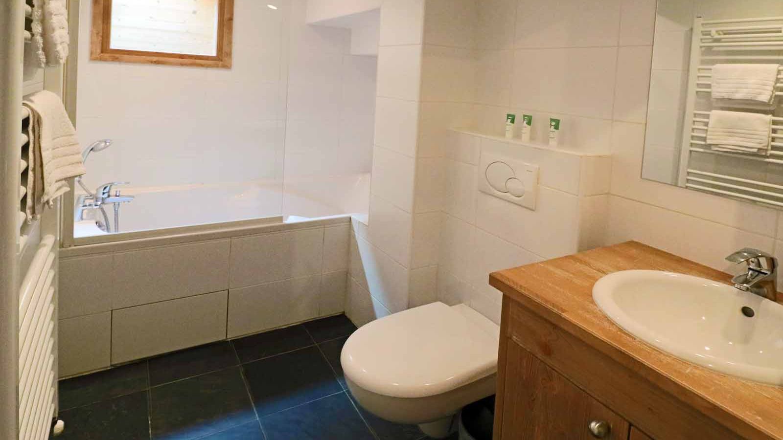 luxury-ski-chalet-la-tania-panda-oxford-ski-bathroom (2).jpg