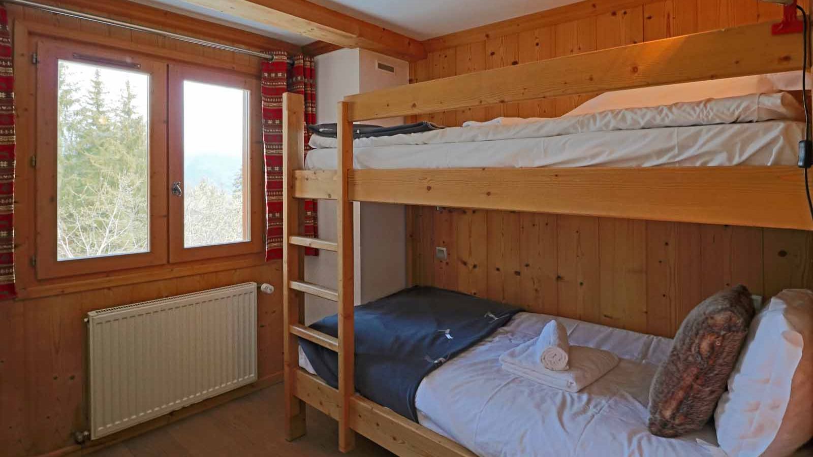 luxury-ski-chalet-la-tania-panda-oxford-ski-bedroom (6).jpg