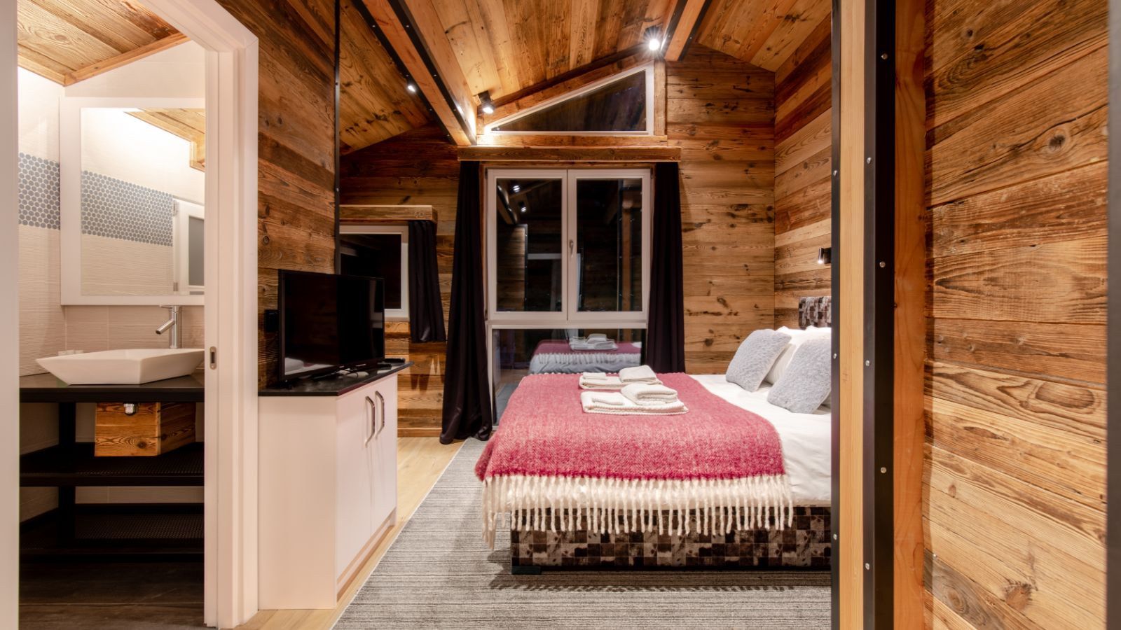 Luxury-ski-chalet-Tignes-Merveilles-oxford-ski-bedroom 1.jpg