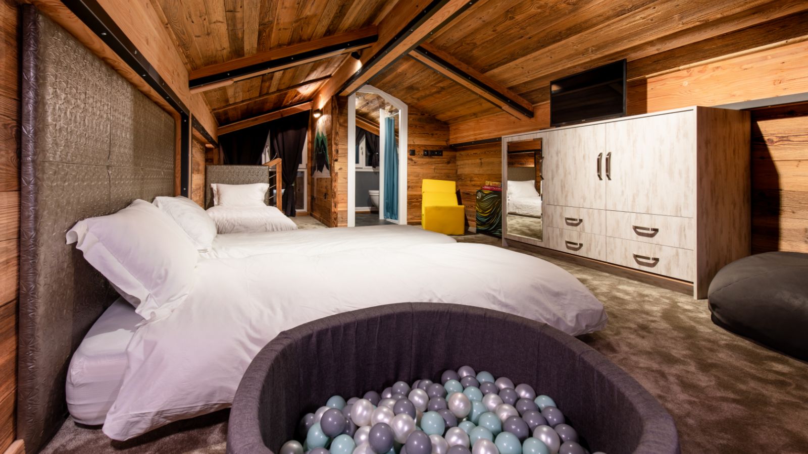 Luxury-ski-chalet-Tignes-Merveilles-oxford-ski-bedroom 2.jpg