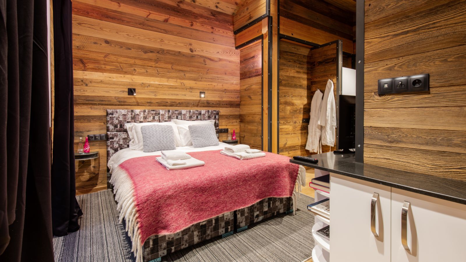 Luxury-ski-chalet-Tignes-Merveilles-oxford-ski-bedroom.jpg