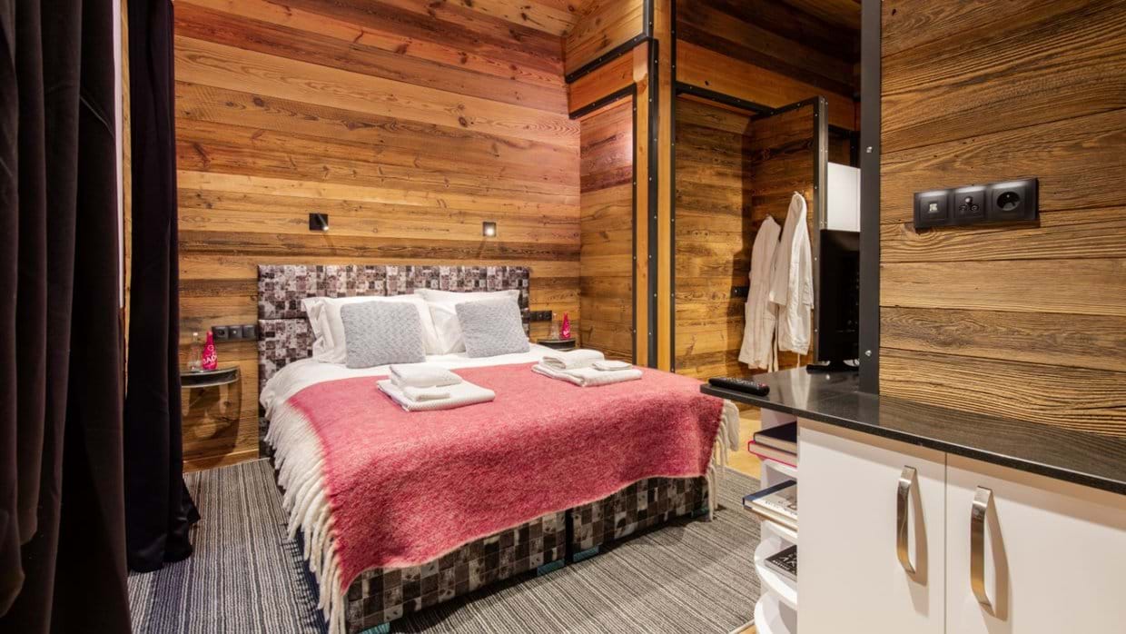 Luxury-ski-chalet-Tignes-Merveilles-oxford-ski-bedroom.jpg