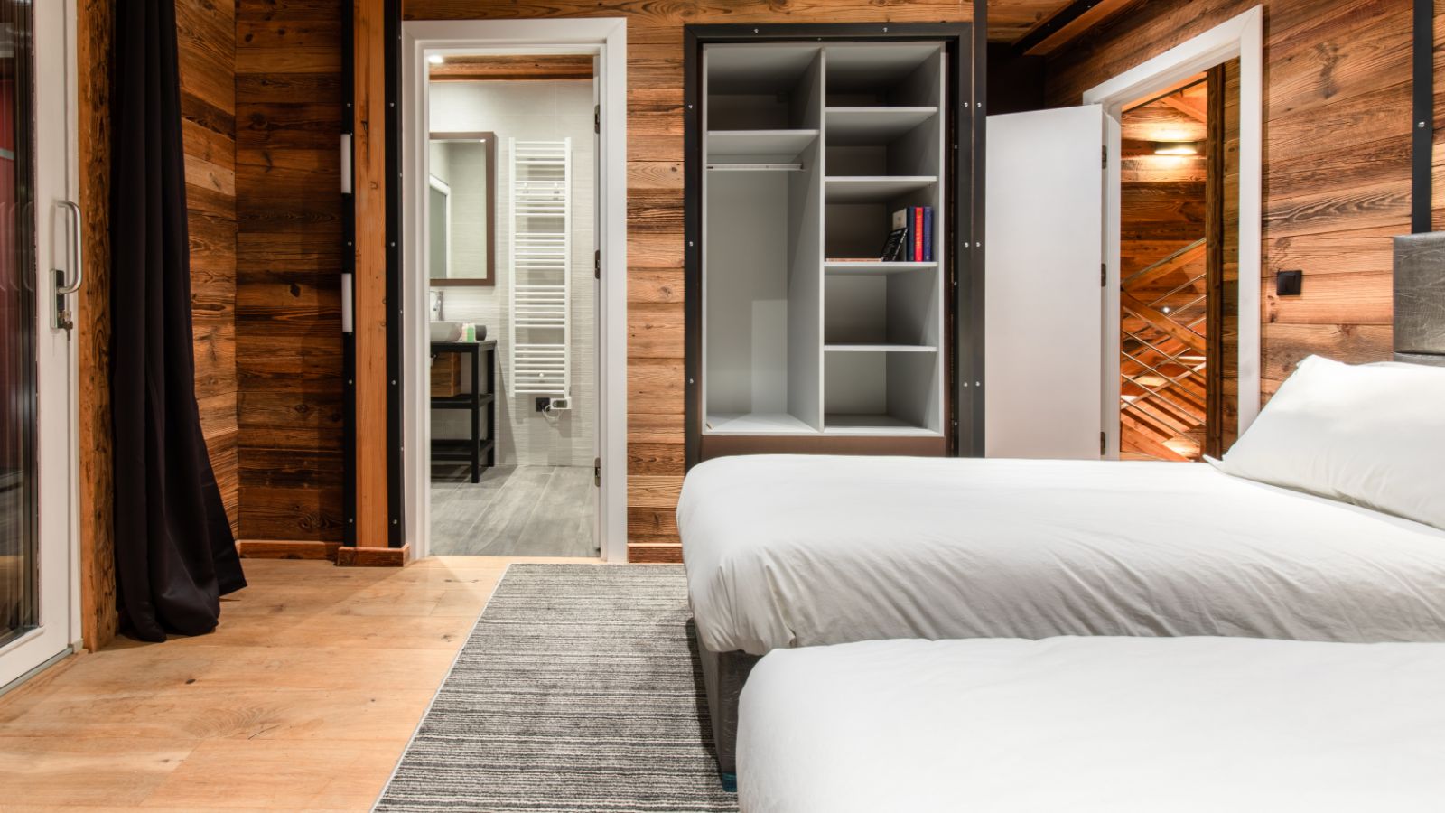 Luxury-ski-chalet-Tignes-Merveilles-oxford-ski- bedroom 4.jpg