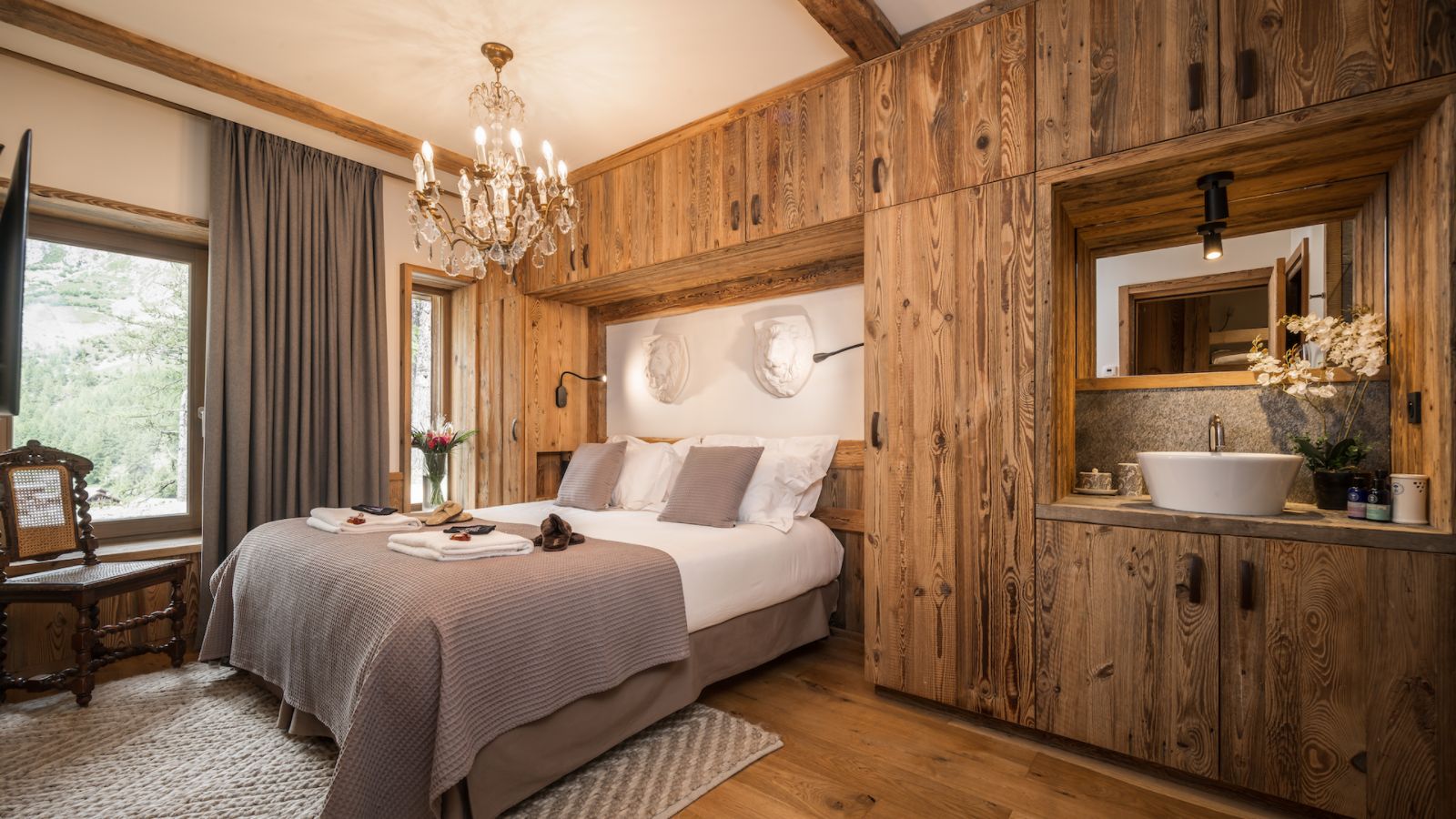 luxury-ski-chalet-valdisere-inoko-oxford-ski-bedroom (7).jpg