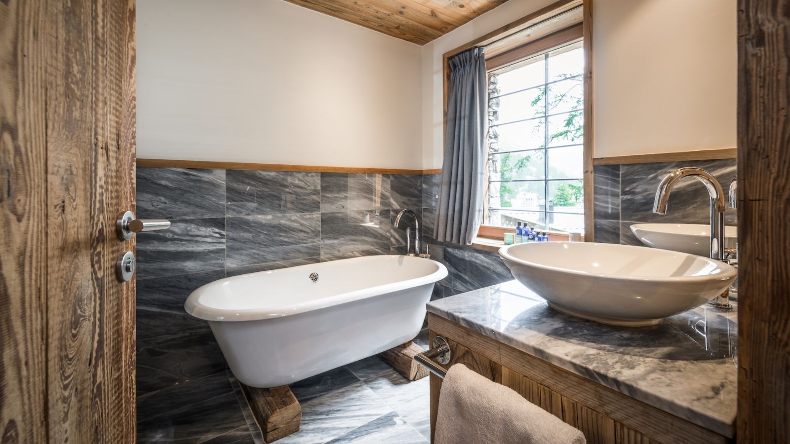 luxury-ski-chalet-valdisere-inoko-oxford-ski-bathroom (1).jpg