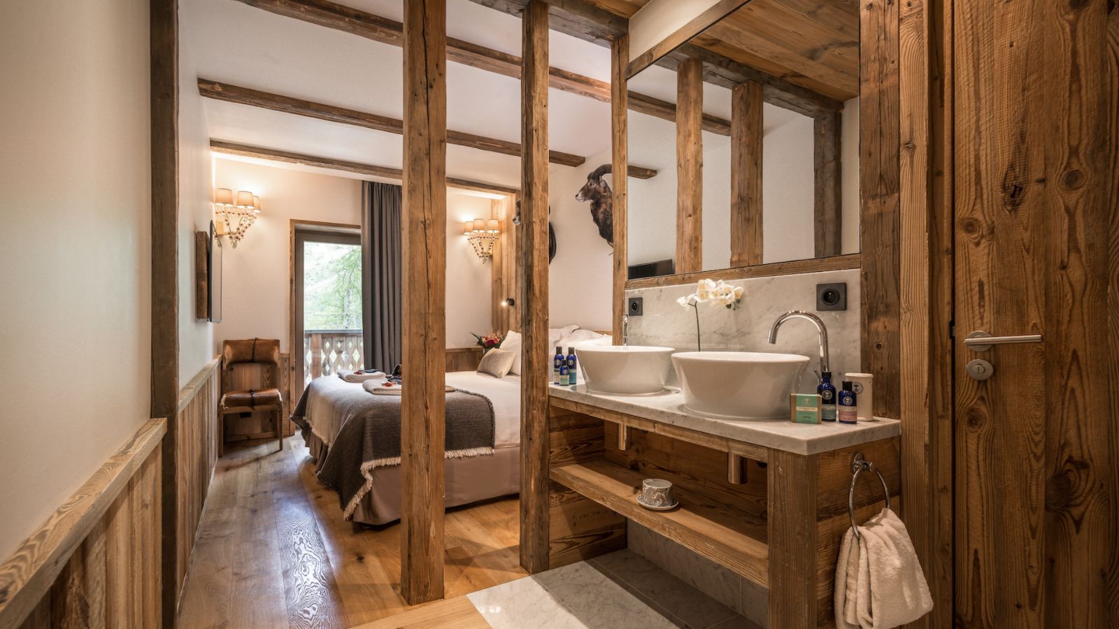 luxury-ski-chalet-valdisere-inoko-oxford-ski-bedroom (4).jpg