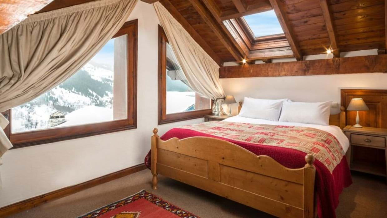 luxury-ski-chalet-meribel-du-guide-oxford-ski-bedroom.jpg
