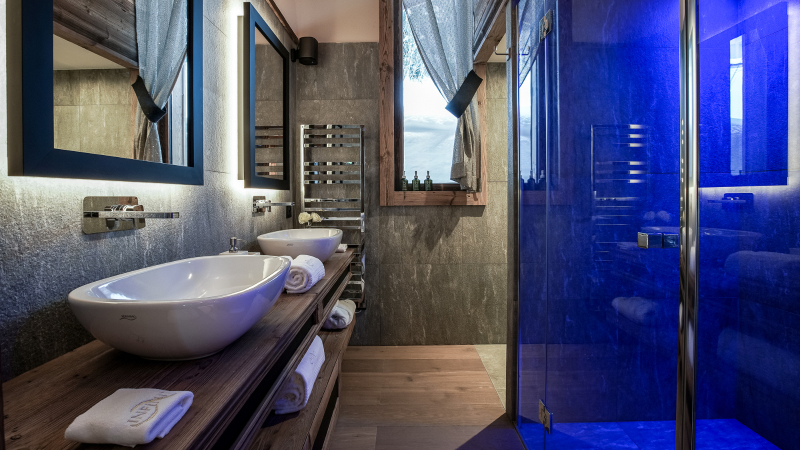 luxury-chalet-infinity-oxford-ski-shower.jpg