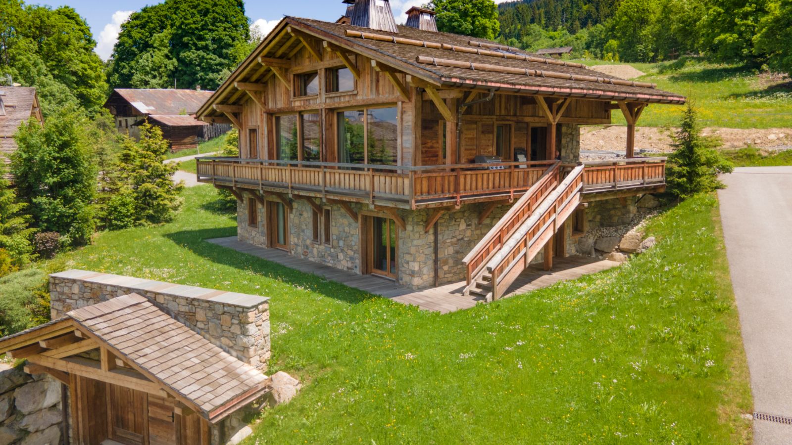 Luxury-ski-chalet-megeve-chalet-maia-oxford-ski-exterior.jpg