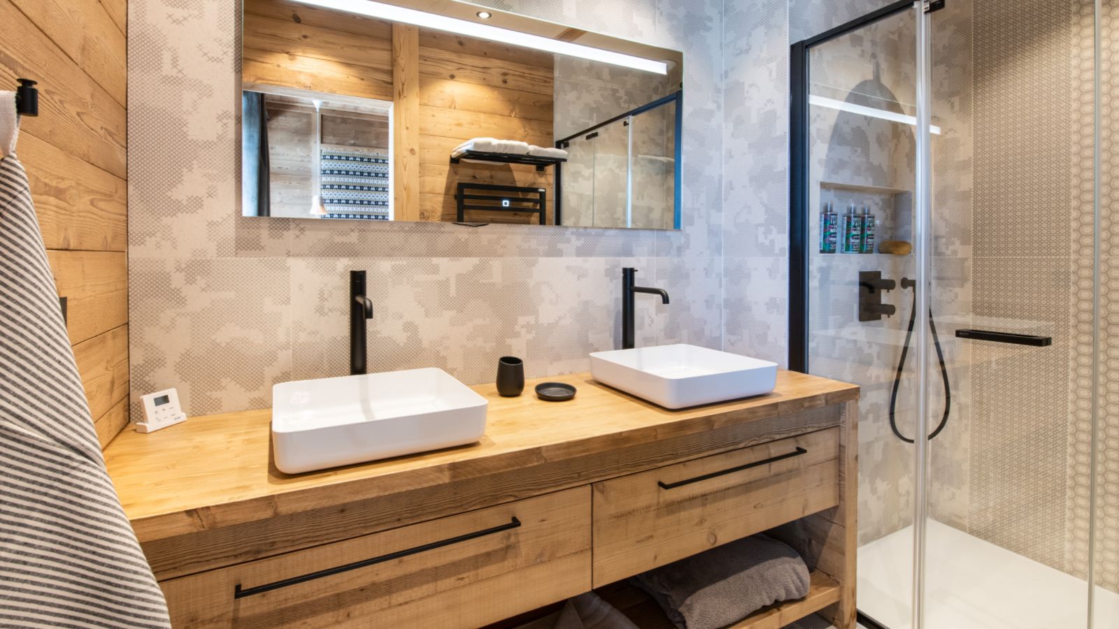 luxury-ski-chalet-les-arcs-dou-lodge-oxford-ski-bathroom  (3).jpg