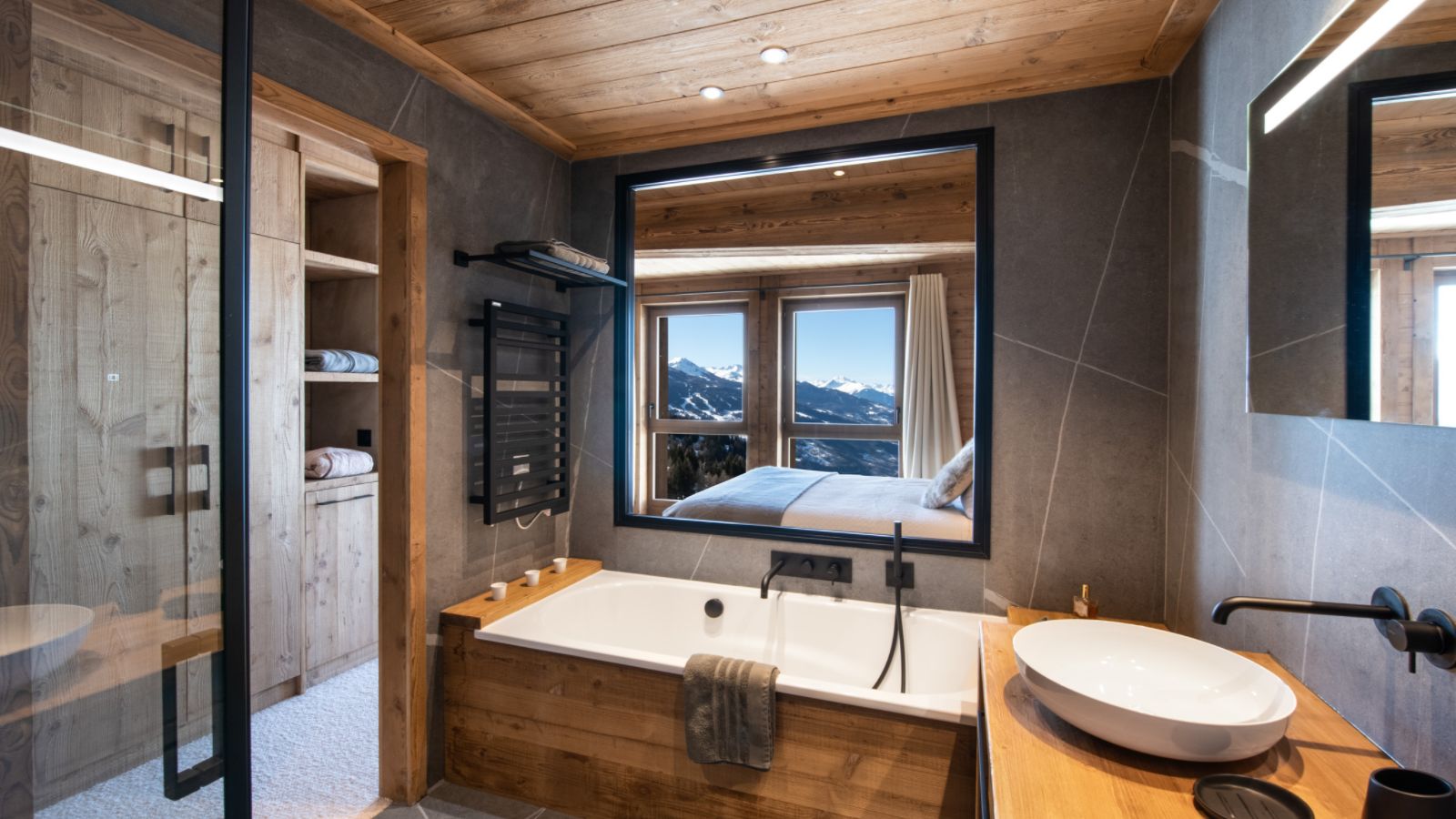 luxury-ski-chalet-les-arcs-dou-lodge-oxford-ski-bathroom .jpg