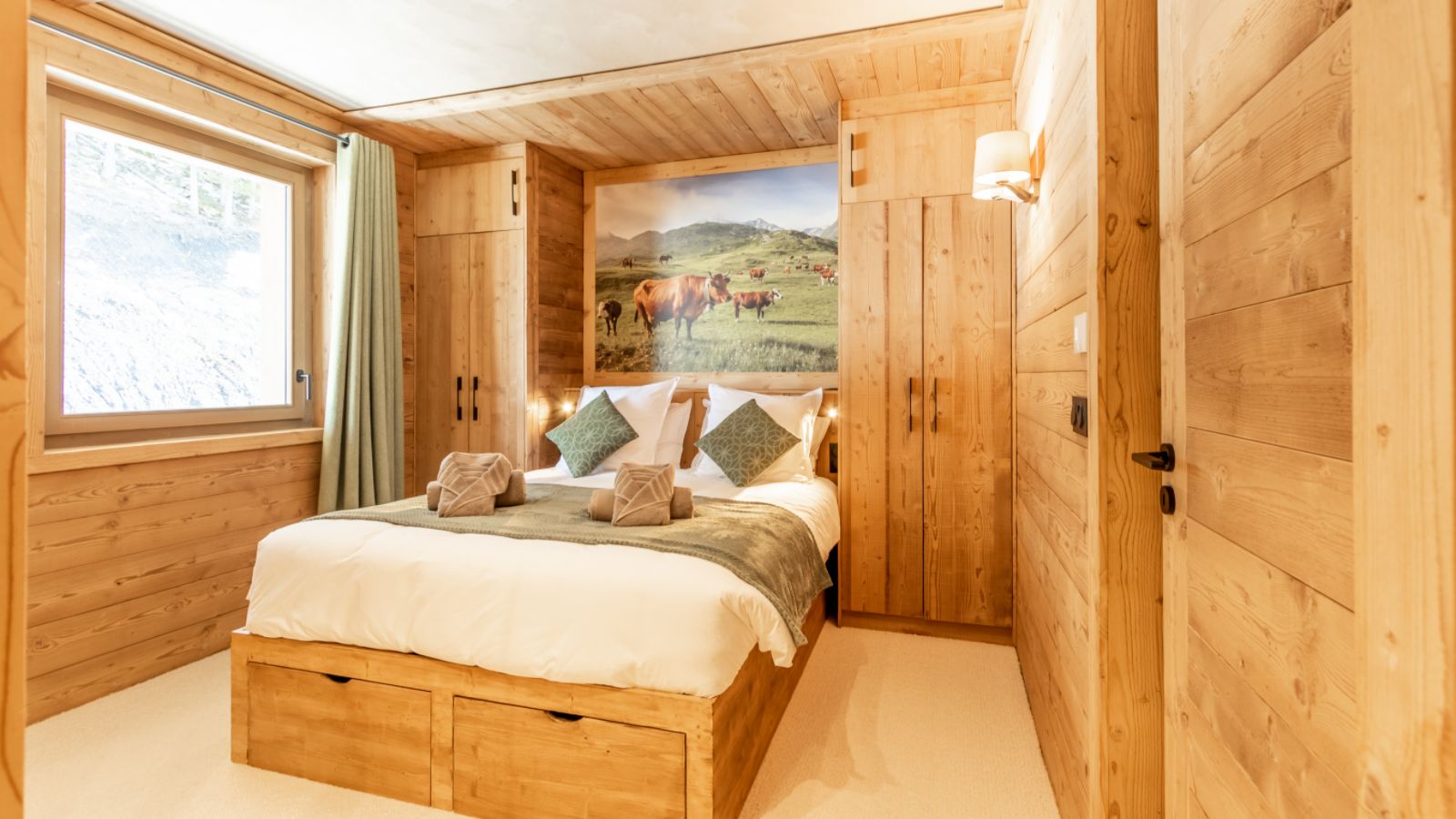 luxury-ski-chalet-les-arcs-dou-lodge-oxford-ski-bedroom ( (3).jpg