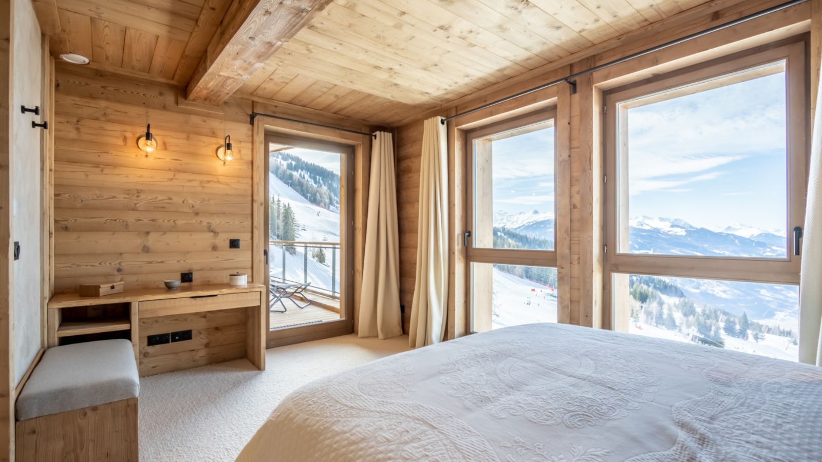 luxury-ski-chalet-les-arcs-dou-lodge-oxford-ski-bedroom (.jpg