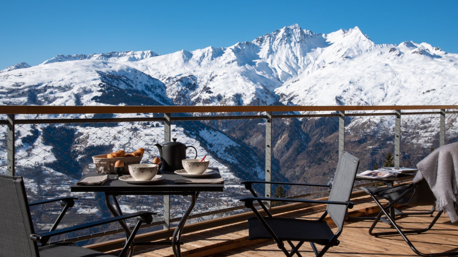 luxury-ski-chalet-les-arcs-dou-lodge-oxford-ski-balcony (.jpg