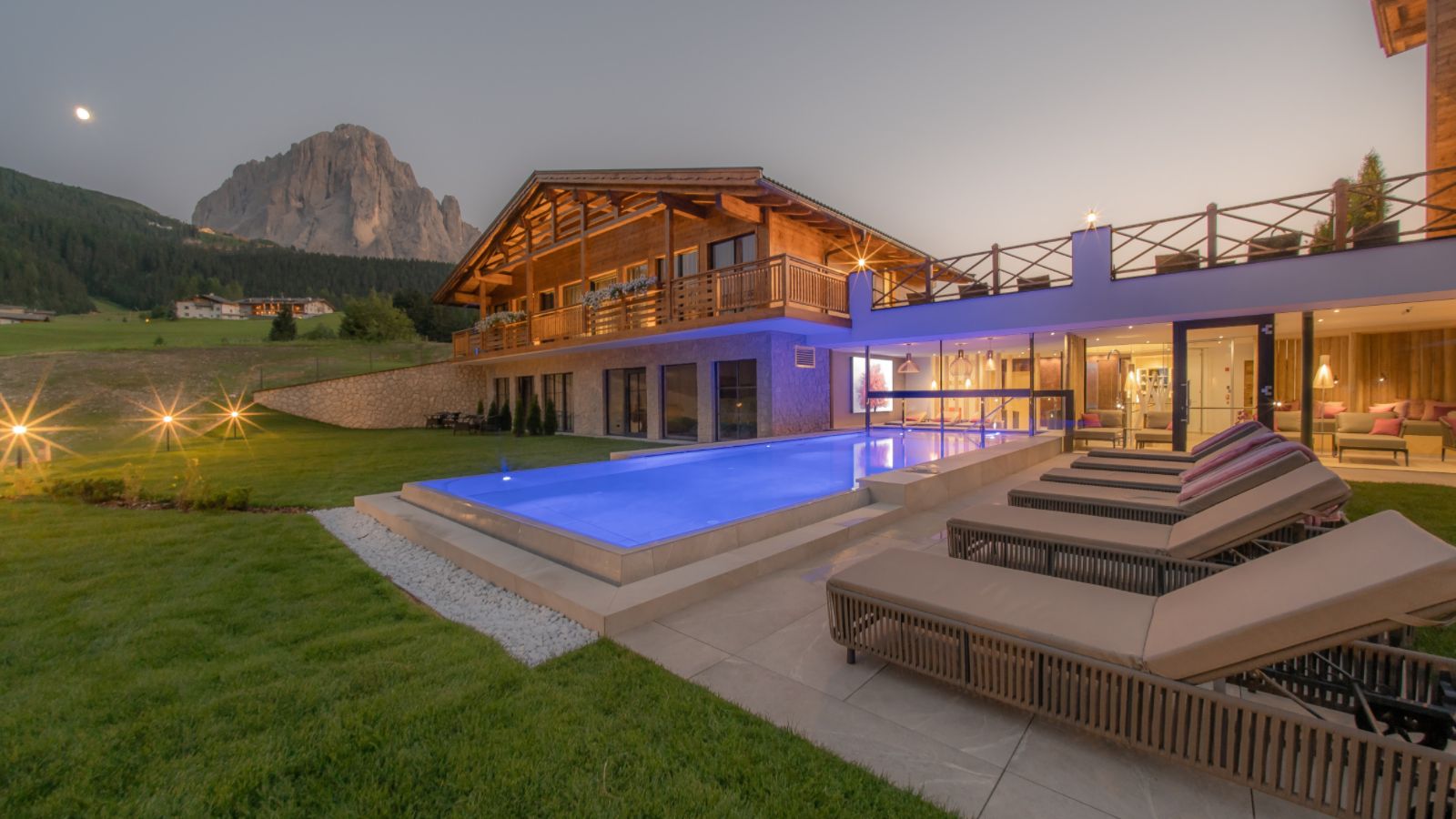 luxury-ski-chalet-sellaronda-pool-nigh.jpg