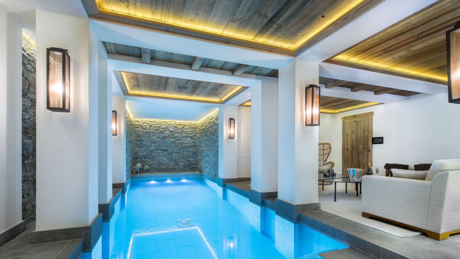 Chalet-Crystaile-swimming-pool-3.jpg