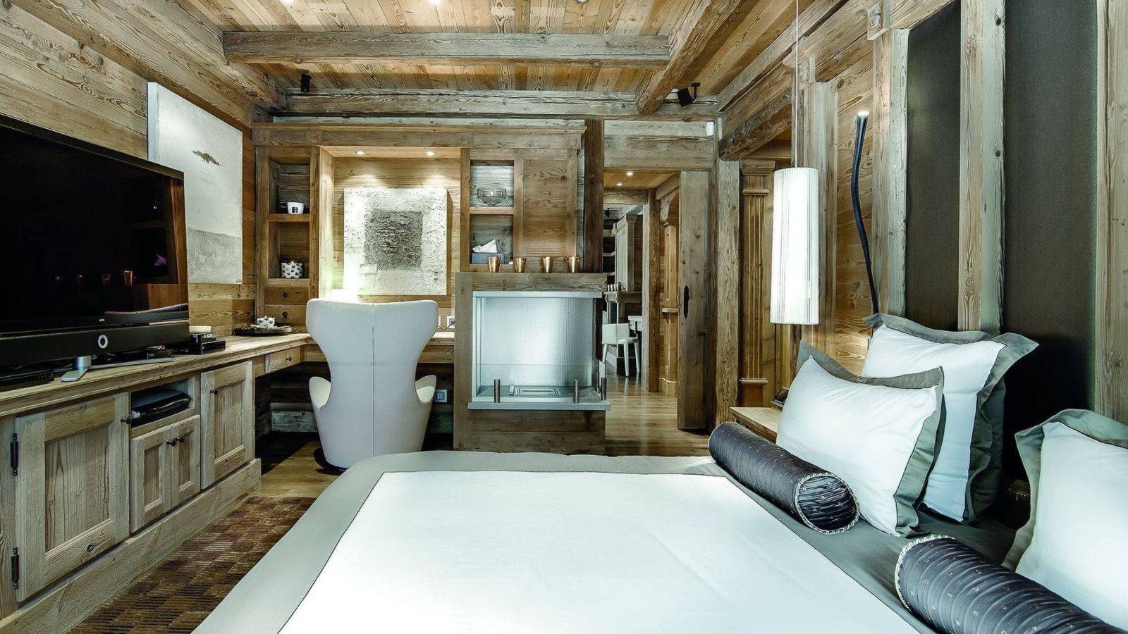 Luxury-ski-chalet-courchevel-oxfordski-bed2.jpg