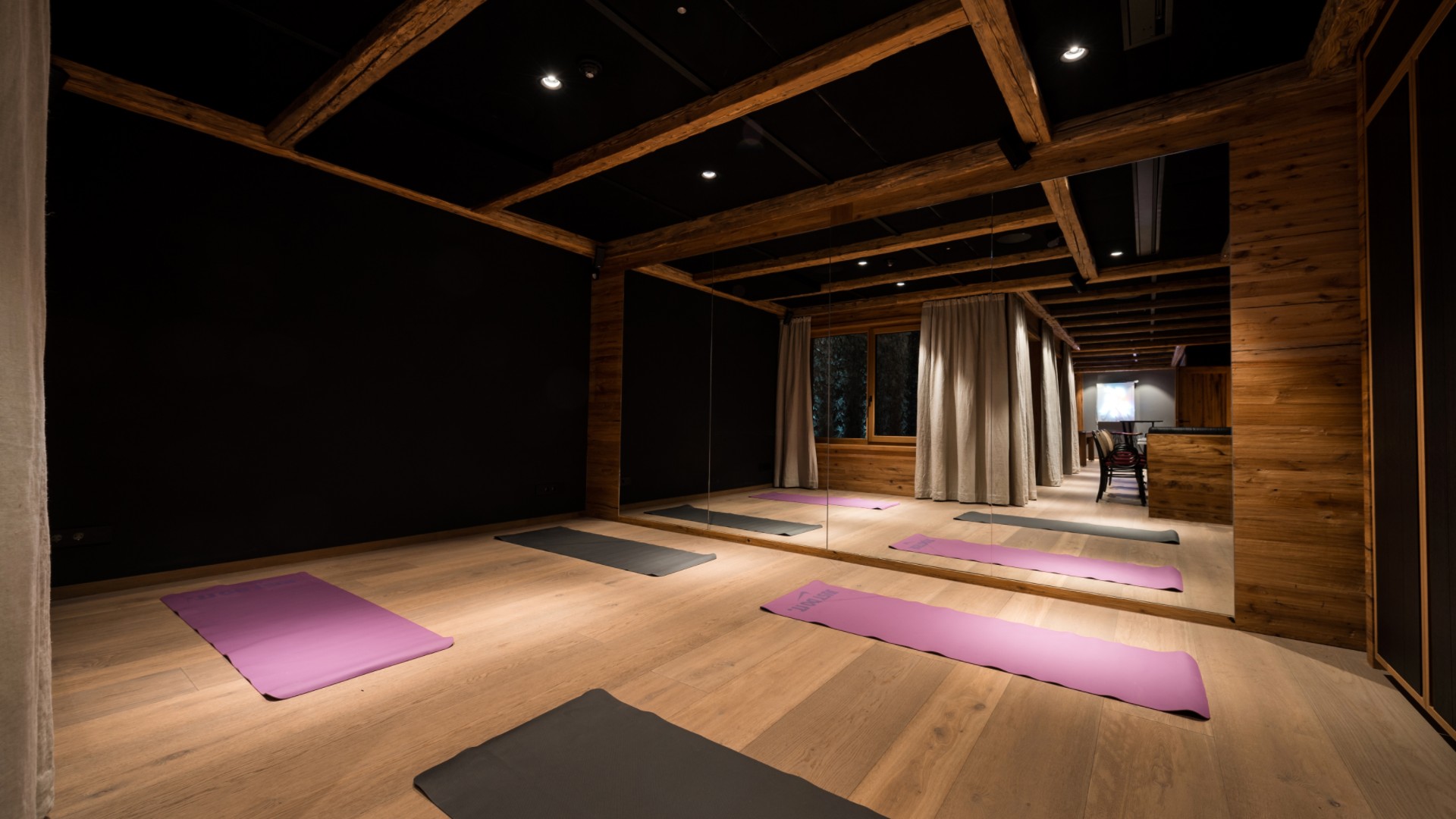 luxury-ski-chalet-lech-arula-2-oxford-ski-company (24).jpg