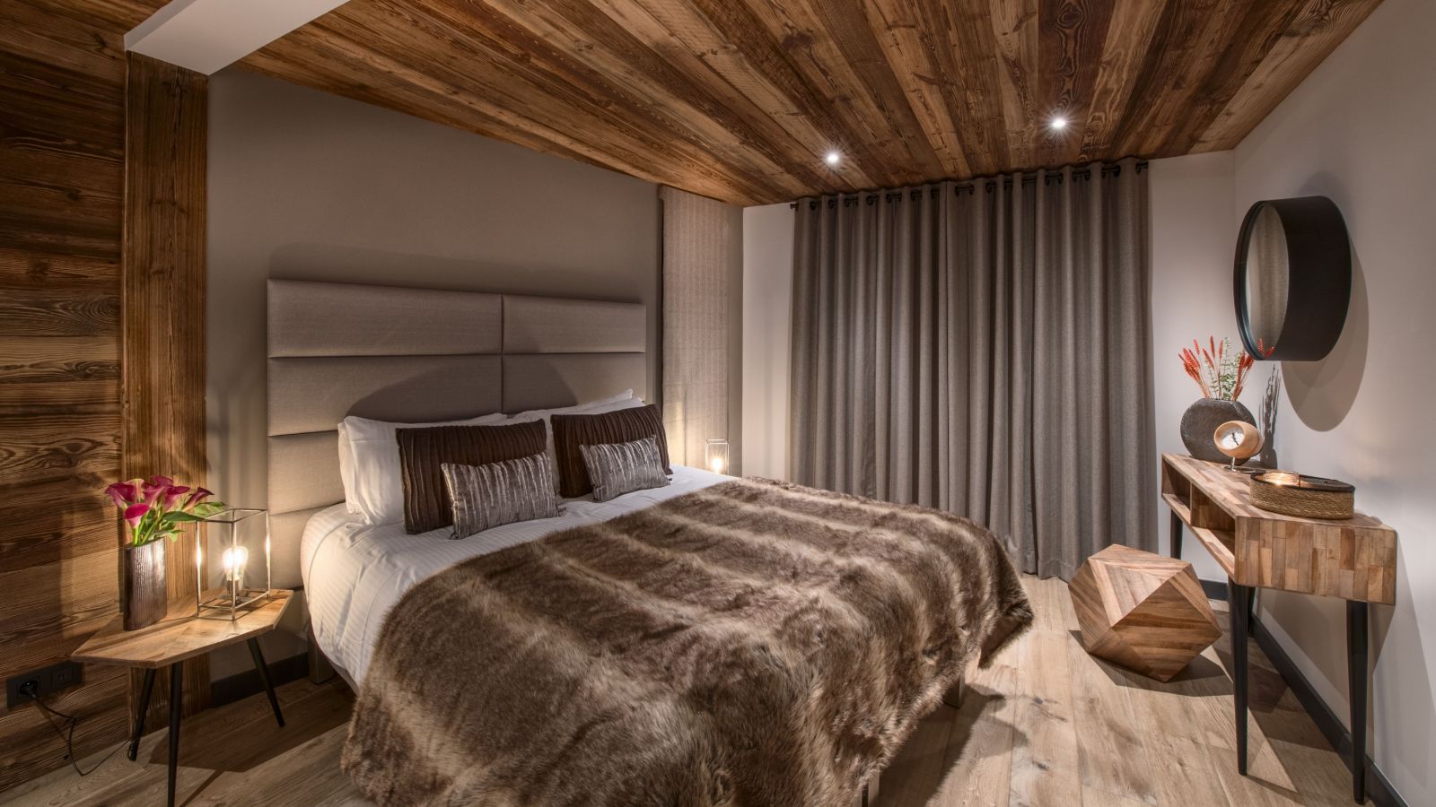 Luxury-ski-chalet-Morzine-Chalet-Griffonner-Oxford-Ski-Bedroom3.jpg